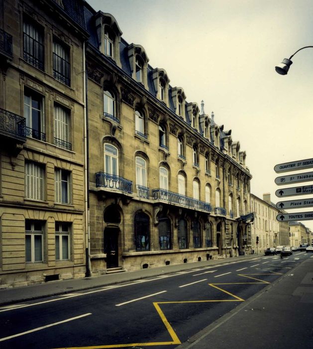 façade sur rue, vue générale