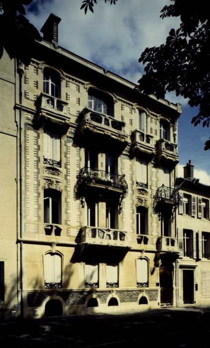 façade sur rue, vue générale