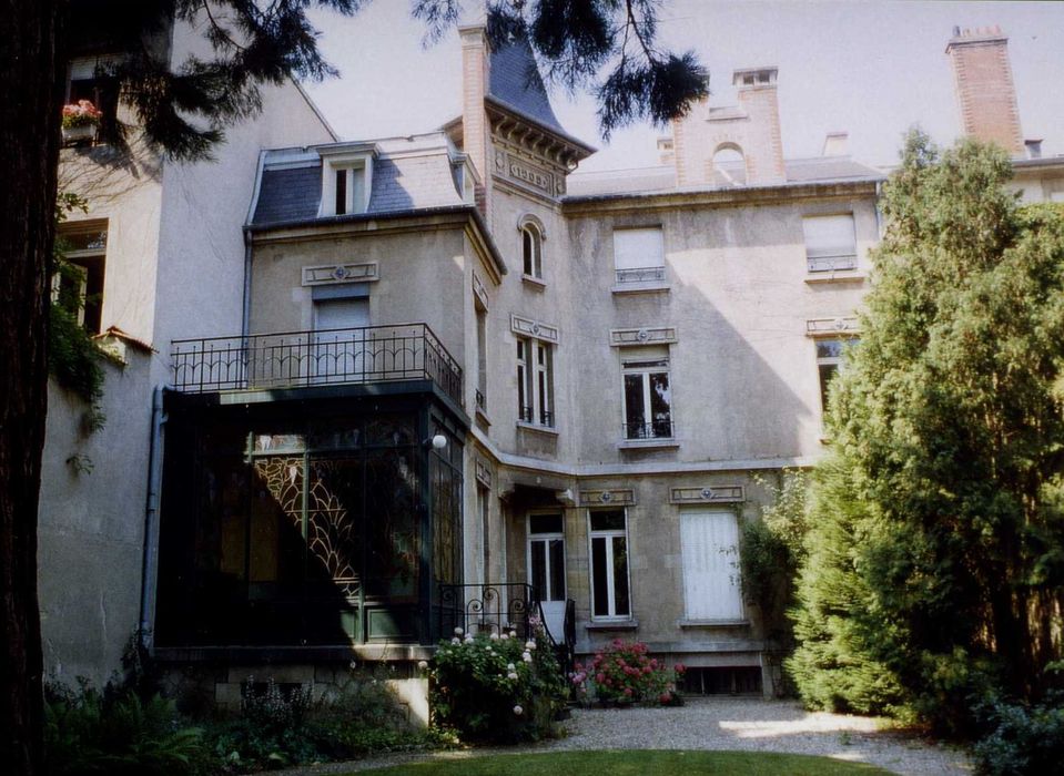 façade sur jardin, vue partielle