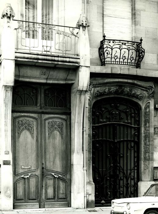 portes d’accès sur rue du n°50 et du n°52