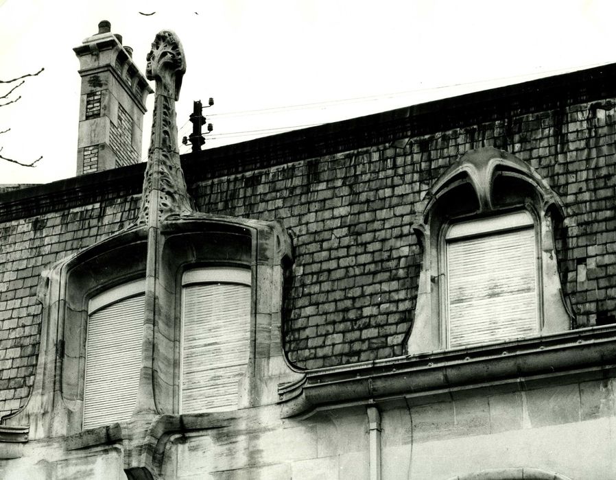 façade sur rue, détail d’une lucarne