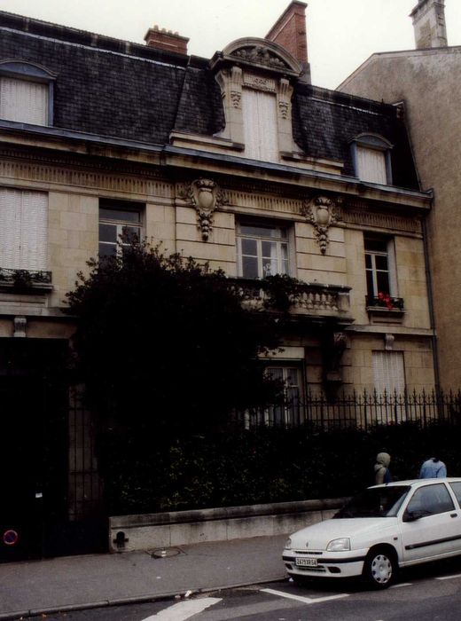 façade sur rue, vue partielle