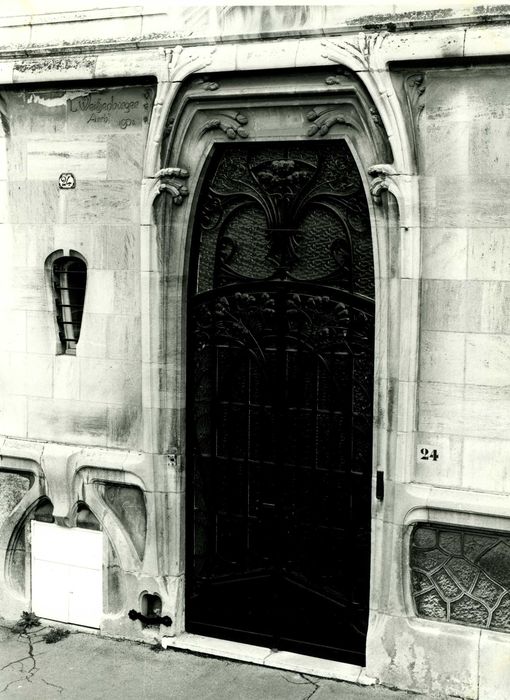 Façade sud-ouest, porte d’accès sur rue, vue générale