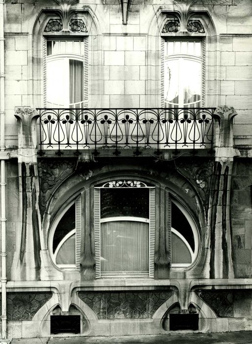 façade sud-ouest, détail d’un baie du rez-de-chausséée