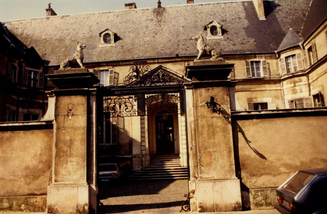 Portail d’accès sur la cour, vue générale