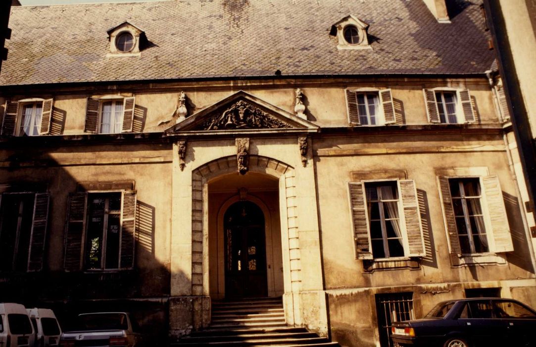 Cour, façade du corps principal, vue générale