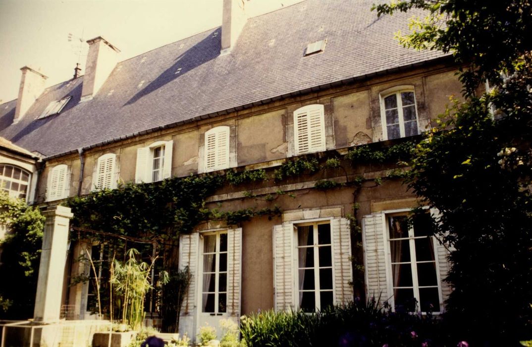 Façade sur jardin, vue partielle