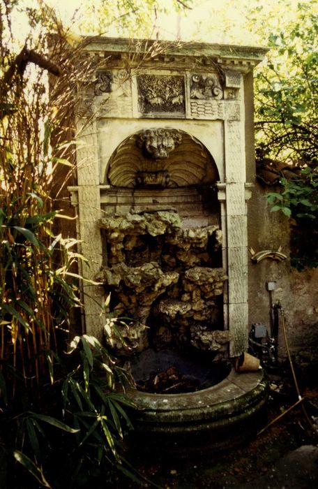 jardin, détail de la fontaine