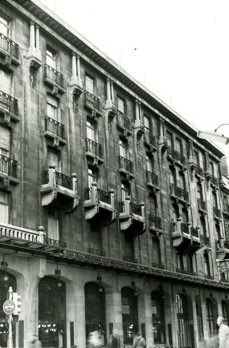 façade sur la rue Poincaré, vue générale