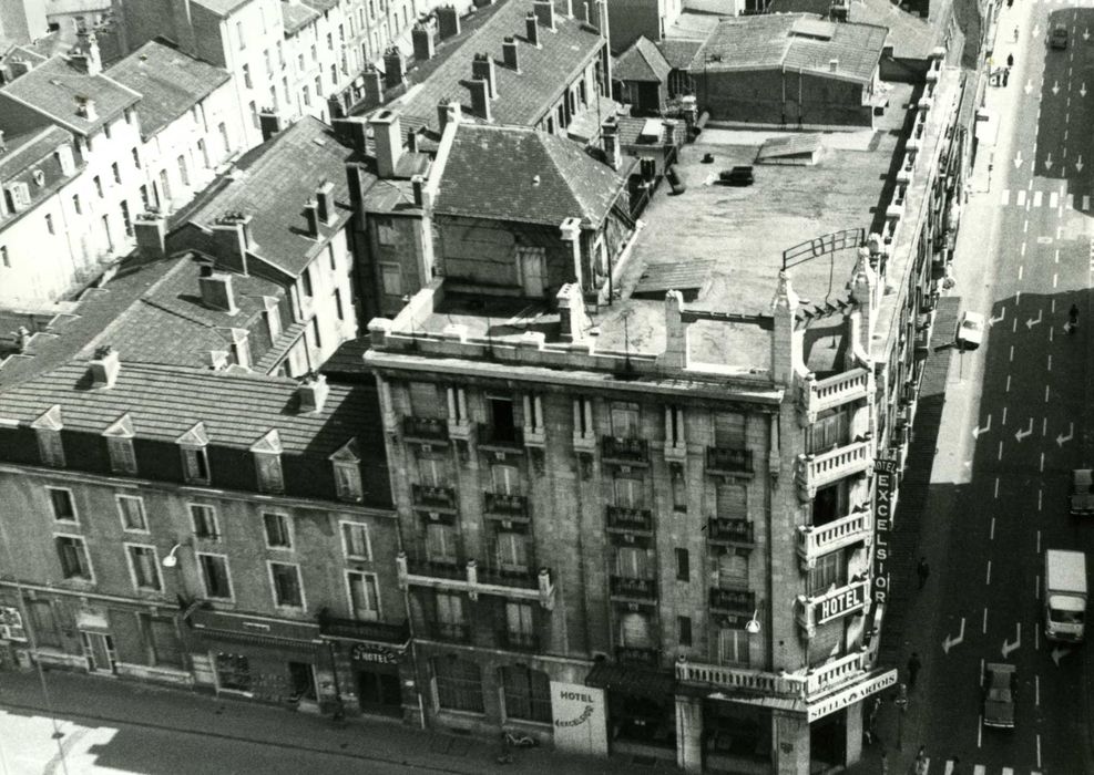 façade sur la rue Mazagran, vue générale