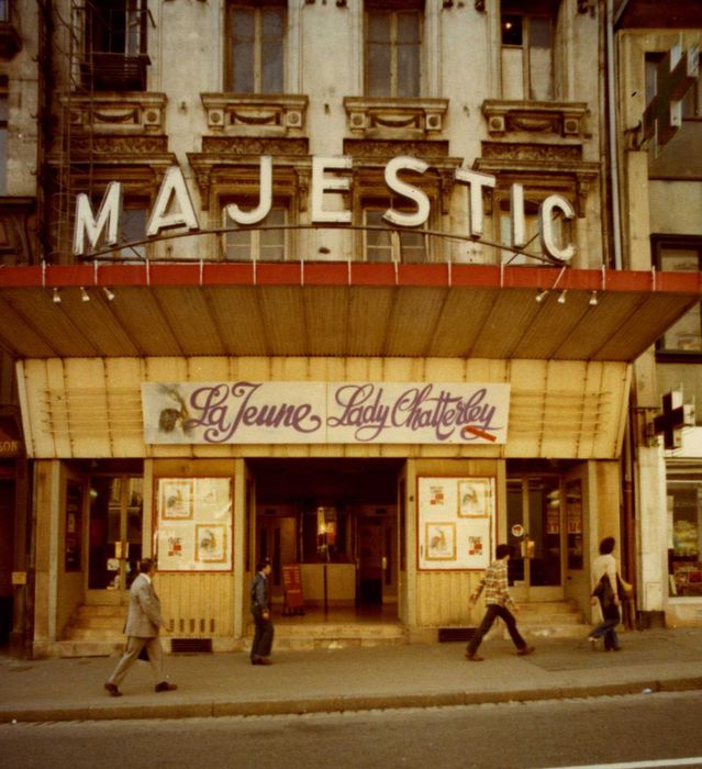 façade sur rue, vue partielle