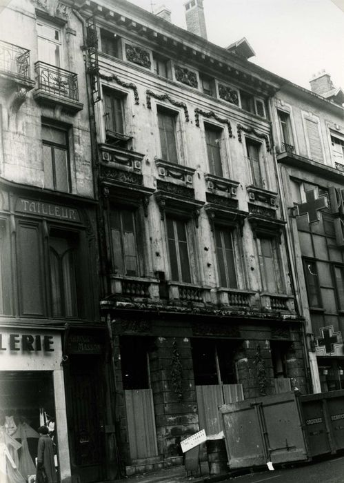 façade sur rue, vue générale