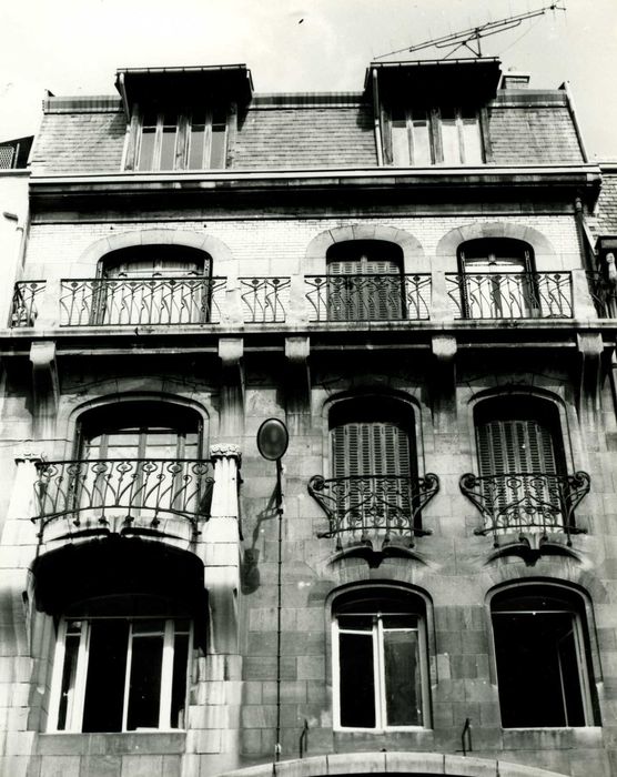 façade sur rue, vue générale