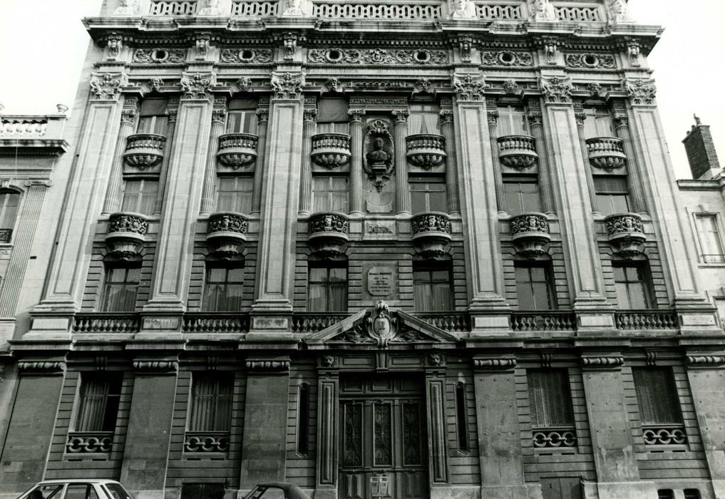 façade sur rue, vue générale