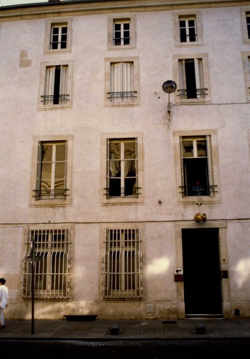 façade sur rue, vue générale