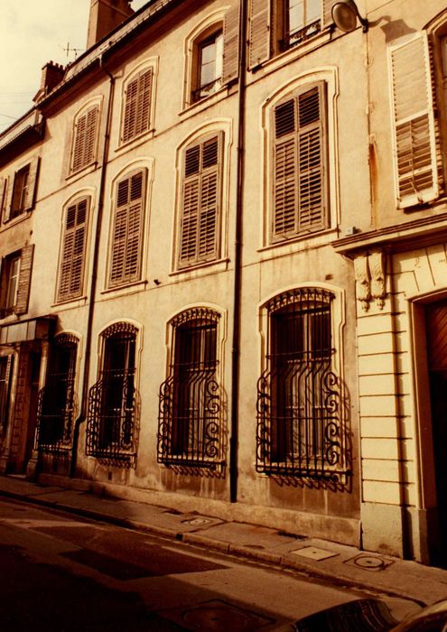 façade sur rue, vue générale