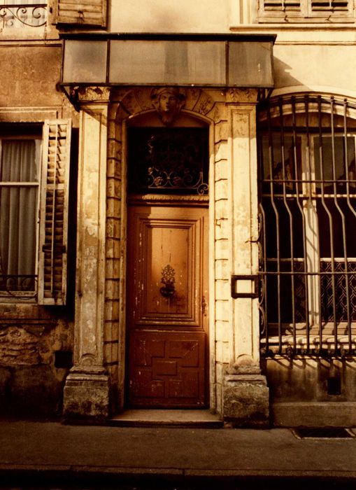 porte d’accès sur rue, vue générale