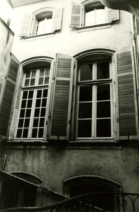 façade sur cour, vue partielle