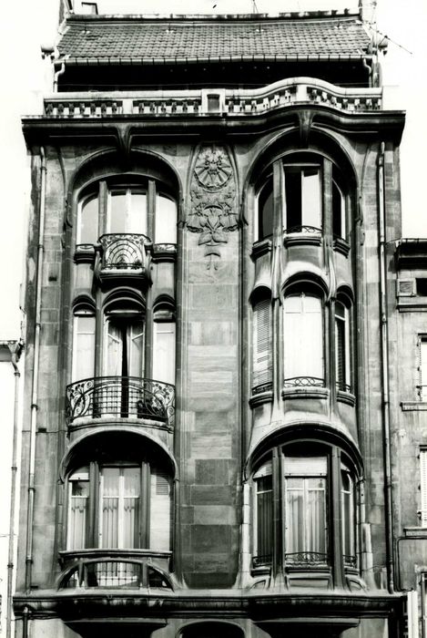 façade sur rue, vue partielle