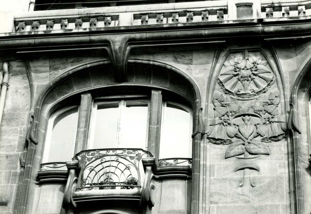 façade sur rue, détail de la baie du 3e étage de la travée de gauche