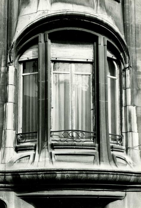 façade sur rue, détail de la baie du 1er étage de la travée de droite