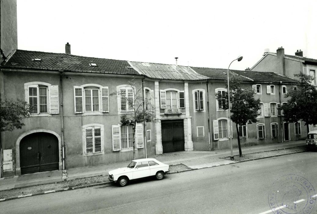 façade sur rue, vue générale