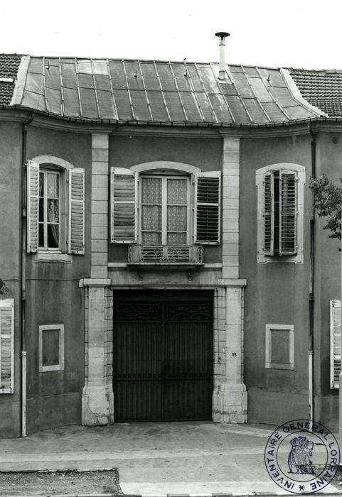 façade sur rue, vue générale du portail d’accès