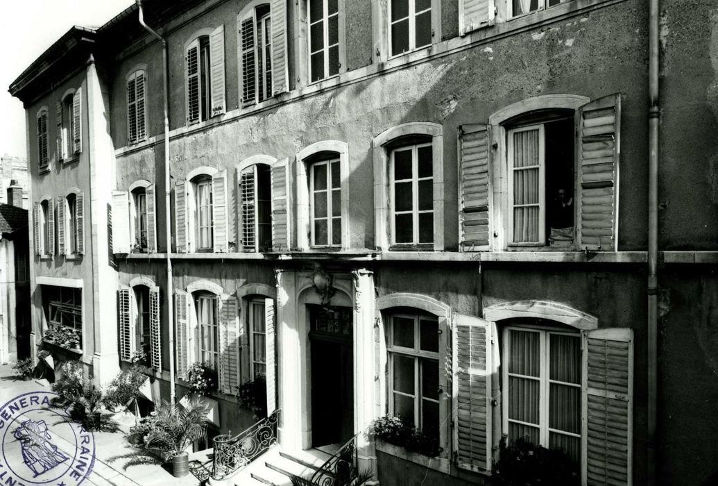 façade sur cour, vue partielle