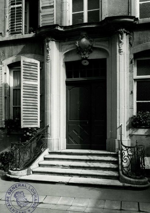 façade sur cour, porte d’accès, vue générale