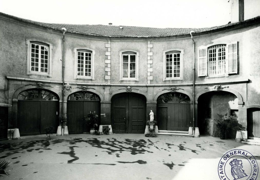 façade sur cour des communs, vue générale