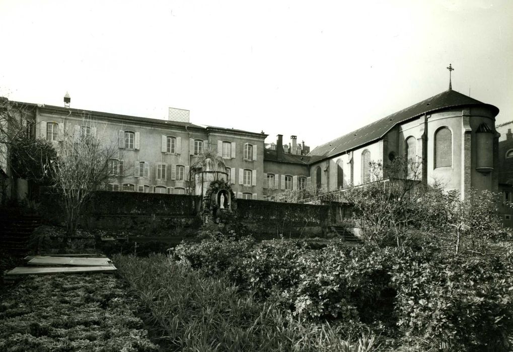 vue partielle de la façade sur jardin