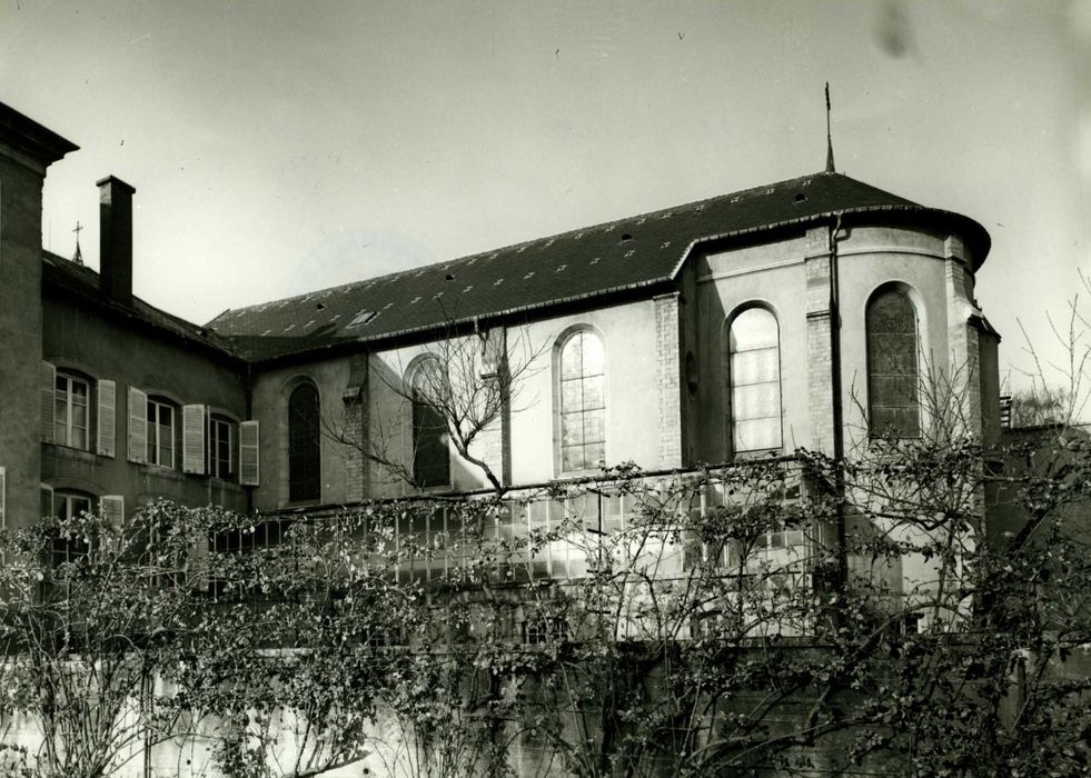 façade latérale sur jardin de la chapelle