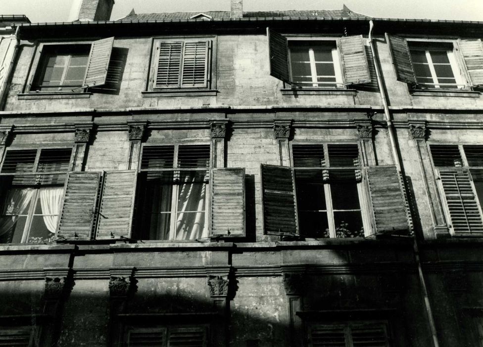 façade sur la rue Saint-Michel, vue partielle