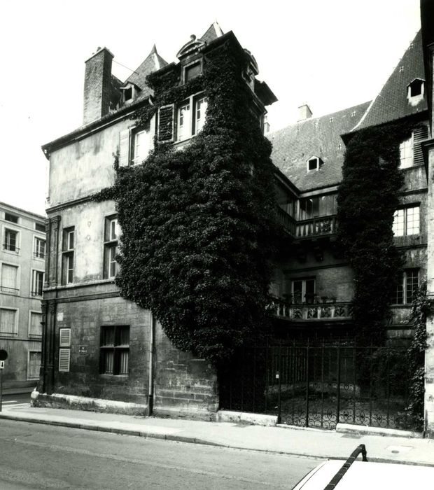 façade sur la rue Trouillet, vue partielle