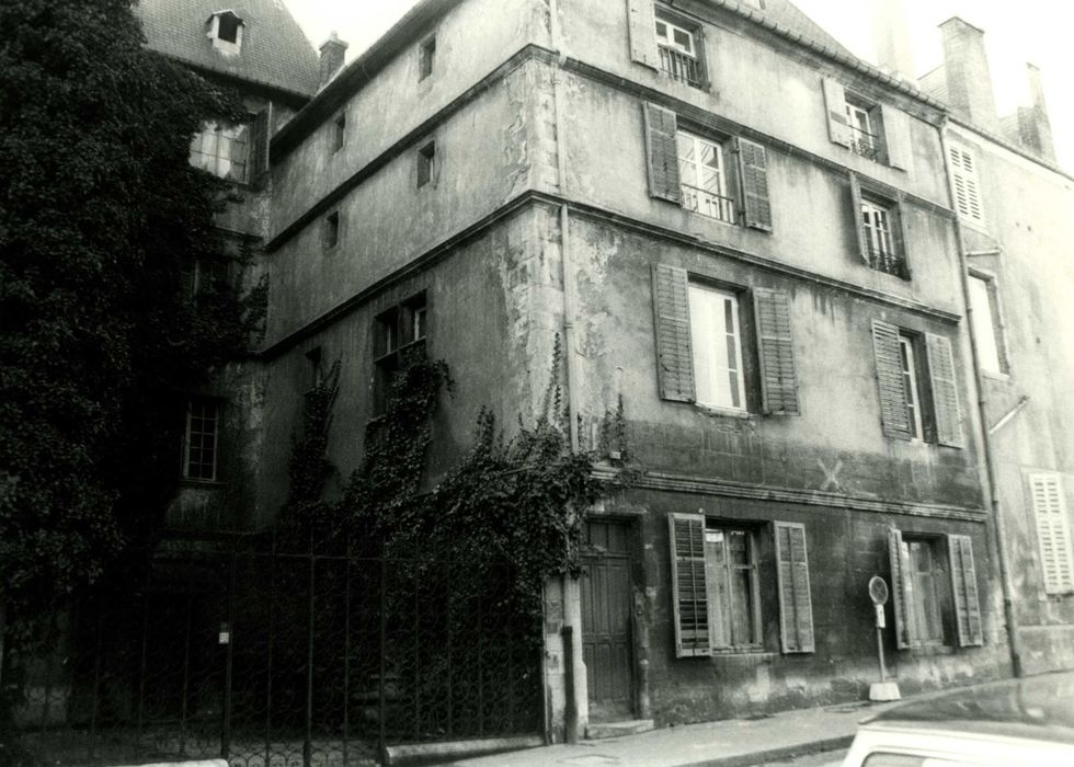 façade sur la rue Trouillet, vue partielle