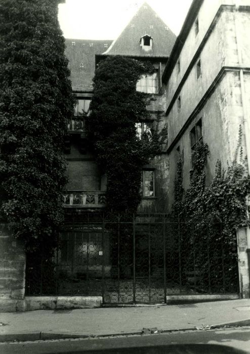 cour d’honneur sur la rue Trouillet, vue générale