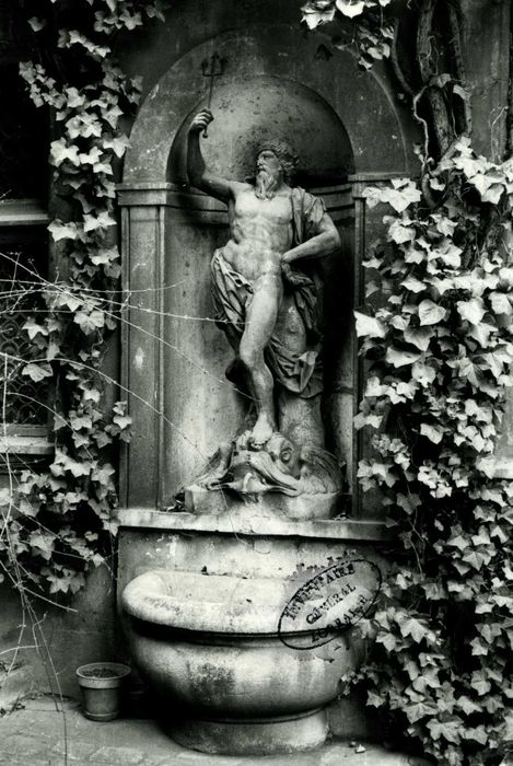 détail de la fontaine sur le mur sud-est de la cour d’honneur