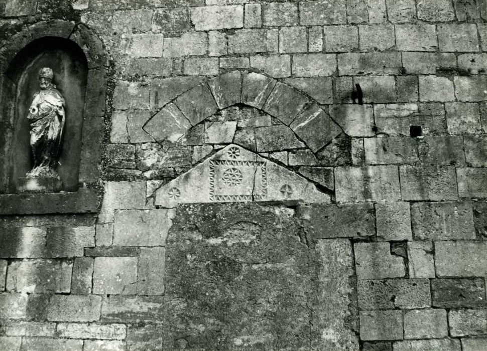 tour du clocher, façade est, détail d’un linteau