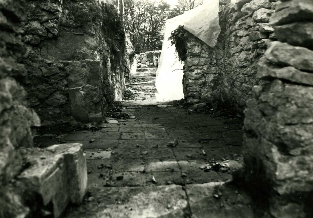 vue partielle des ruines du corps de garde au nord-est