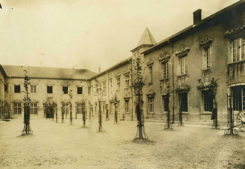 façades sur cour, vue générale