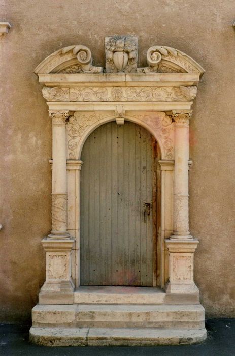 façade sur la rue de la Poterne, détail de la porte d’accès