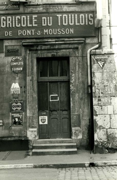 façade sur la rue de la Poterne, détail de la porte d’accès secondaire