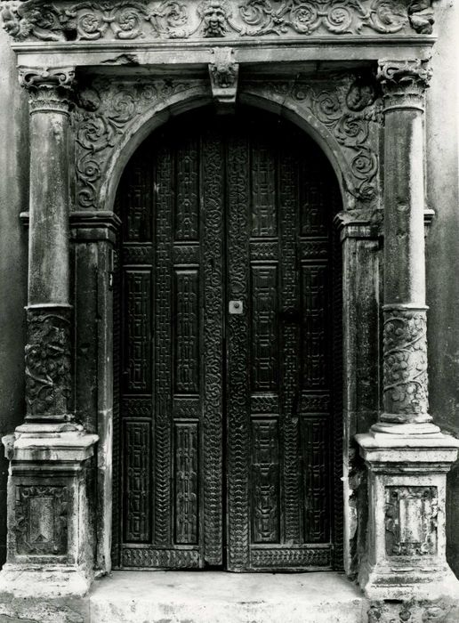 façade sur la rue de la Poterne, détail de la porte d’accès