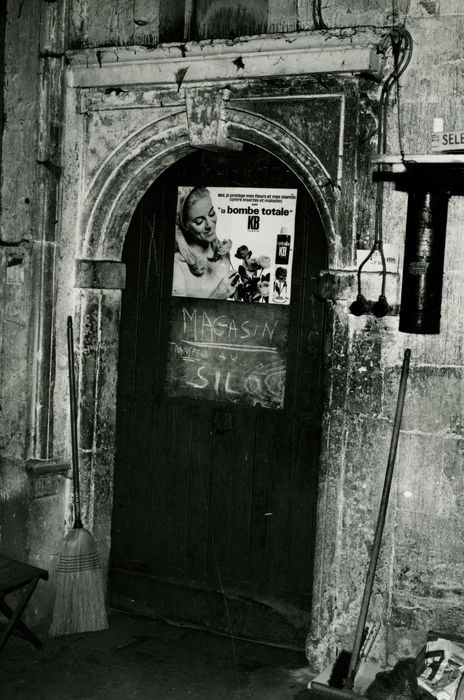 façade sur la rue de la Poterne, détail de la porte d’accès depuis l’intérieur