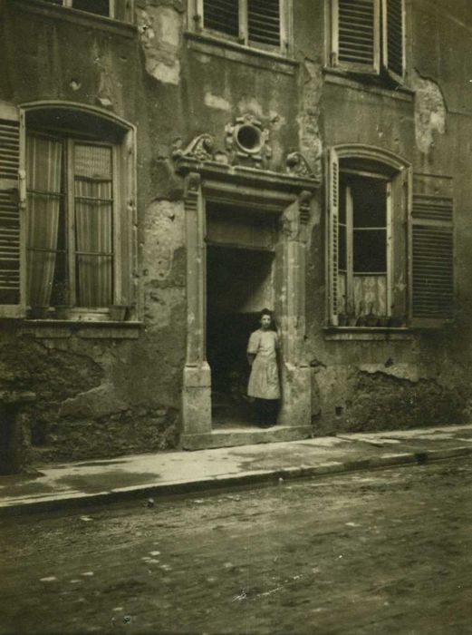 façade sur rue, vue partielle