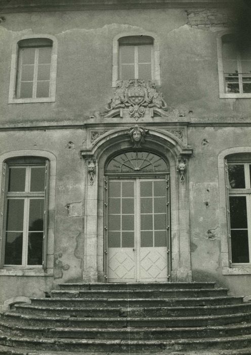 façade sud, porte d’accès au logis, vue générale