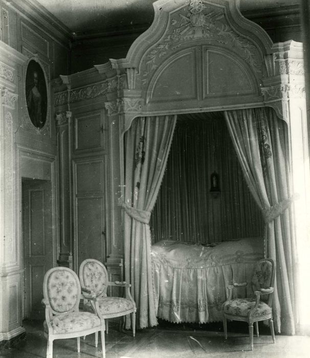 chambre bleue, vue partielle des lambris de revêtement