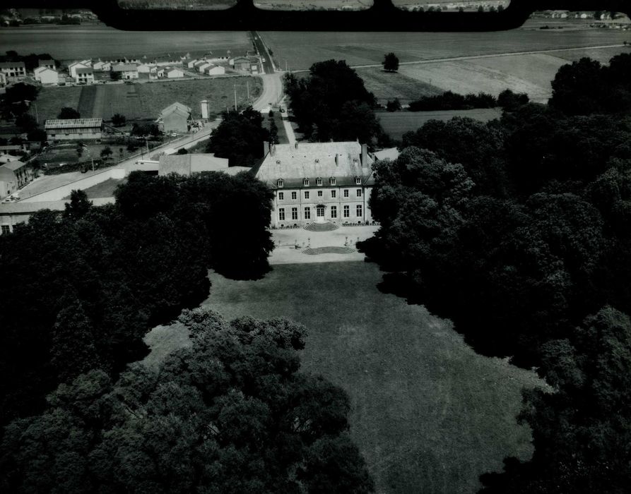 vue aérienne du château dans son environnement depuis le Sud