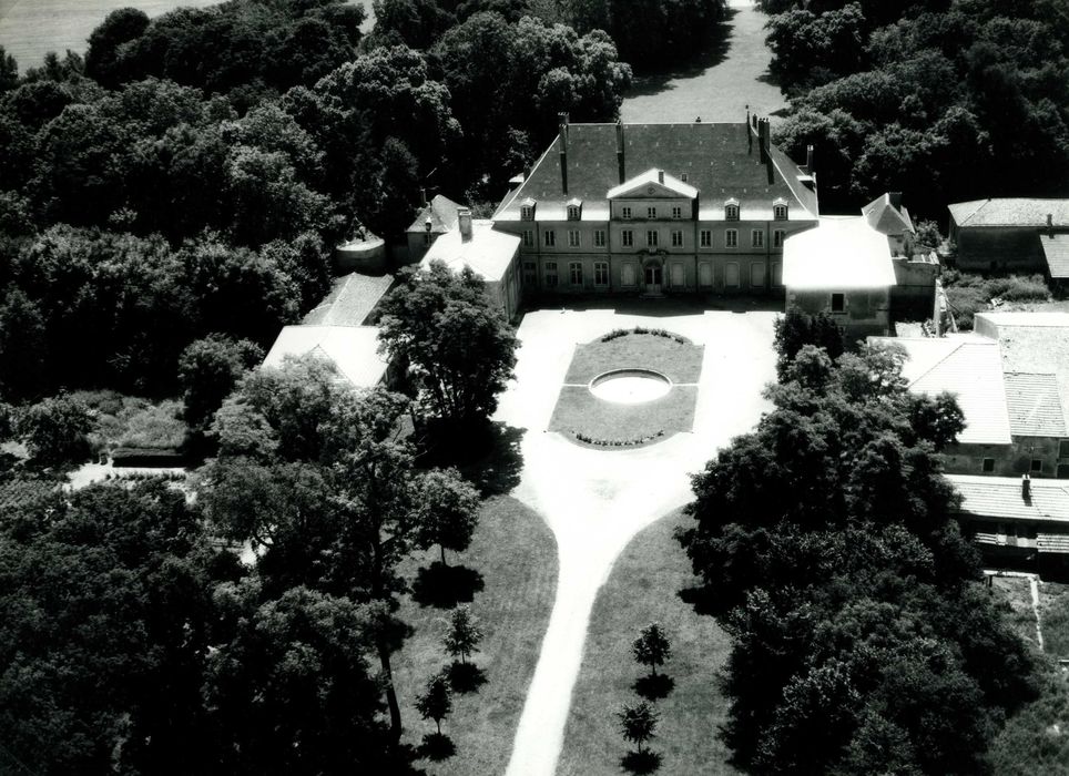 vue aérienne du château dans son environnement depuis le Nord