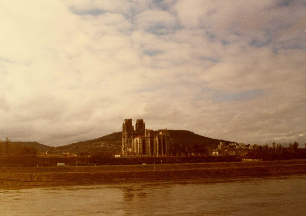 vue générale de la cathédrale dans son environnement depuis l’Est